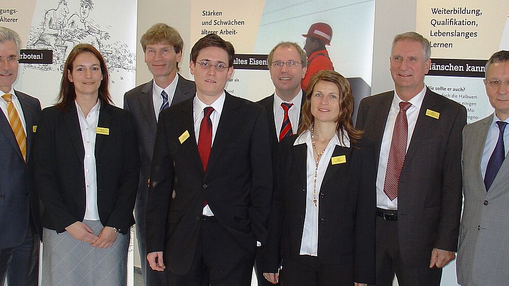 Foto (Universität Paderborn, v. li.): Dr. Christof Eichert (Ministerium für Generationen, Familie, Frauen und Integration NRW), Sandra Bischof (AK Gesunde Hochschule Paderborn), Prof. Dr. Nikolaus Risch (Präsident Universität Paderborn), Thimo von Stu