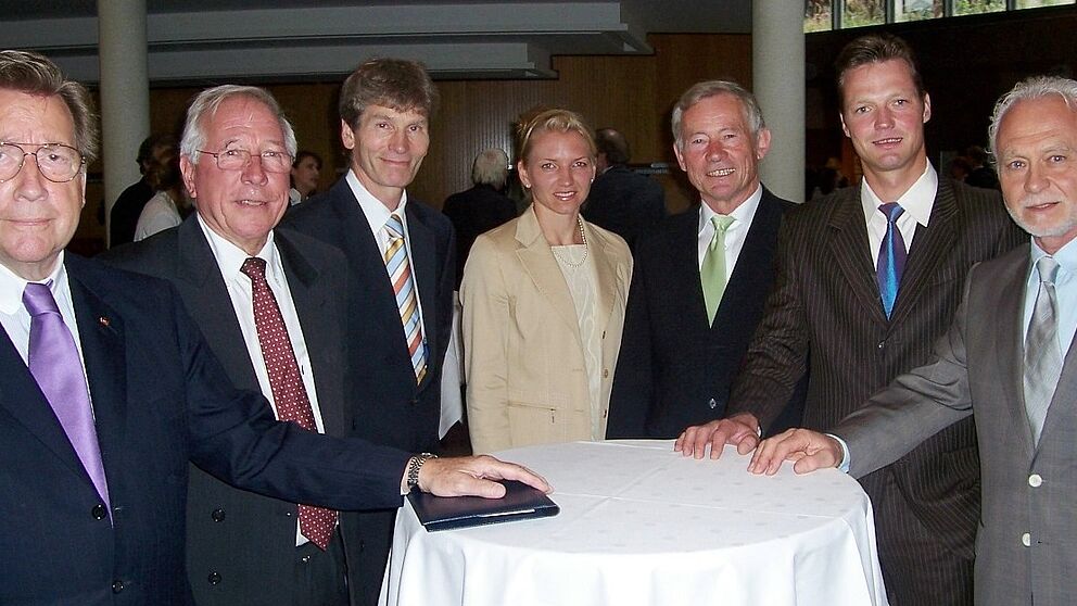 Foto (Mark Heinemann): (v. li.) Manfred von Richthofen, Prof. Dr. em. Bart Crum, Prof. Dr. Nikolaus Risch, Lilli Schwarzkopf, Prof. Dr. Dr. Sebastian Braun (2. v. re.) und Prof. Dr. Hans-Joachim Warnecke dankten Prof. Dr. Wolf-Dietrich Brettschneider (3. 
