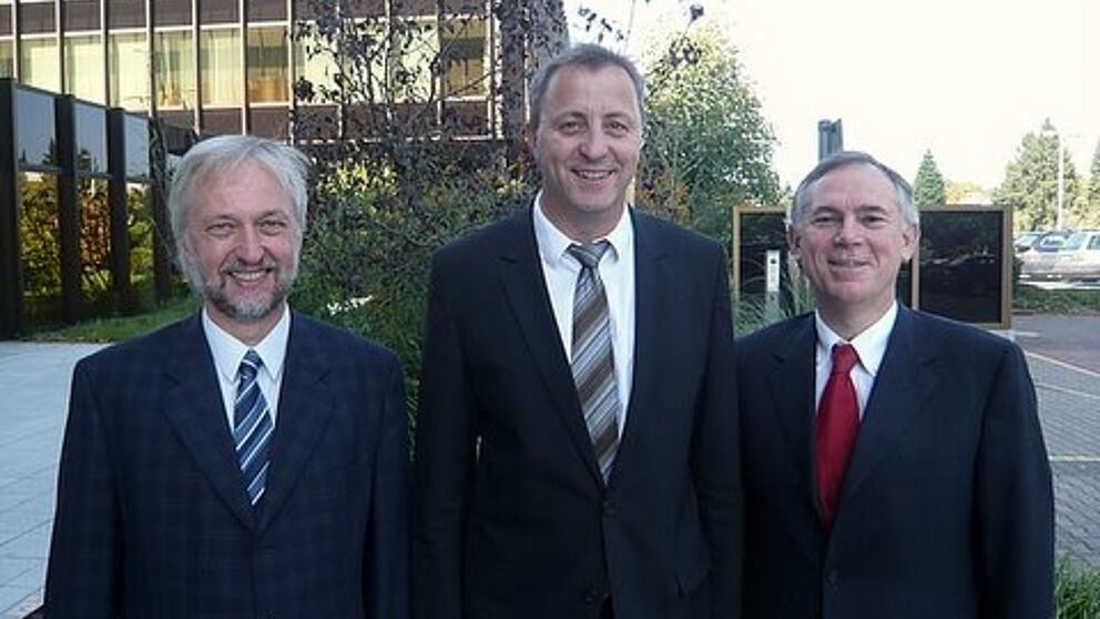 Foto (v. li.): Prof. Dr. Wilhelm Schäfer, Vizepräsident für Forschung der Universität Paderborn, Dr. Hans-Otto Feldhütter, Hauptabteilungsleiter Forschung der Fraunhofer-Gesellschaft, und Dr. Eduard Sailer, Geschäftsführer Miele und Sprecher des re