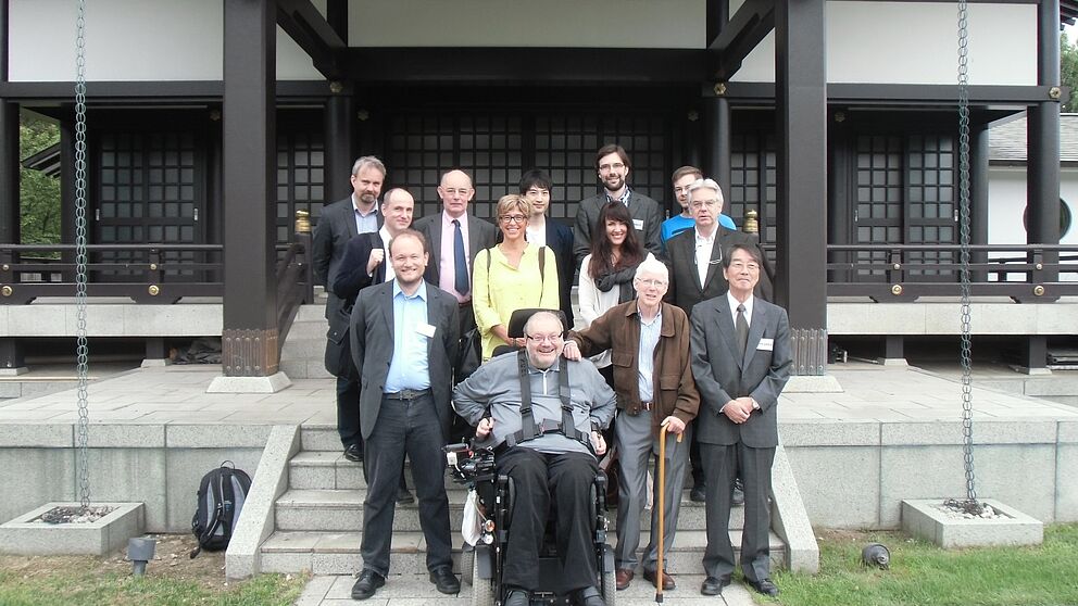 Auf dem Bild sind zu erkennen (in der hintersten Reihe von links nach rechts): Prof. Jörg Plassen (Bochum), Prof. Joseph O´Leary (Tokio) und Daniel Rumel (Paderborn). In der mittleren Reihe: Marc Nottelmann-Feil (EKO-Haus), Prof. Catherine Cornille (Bos