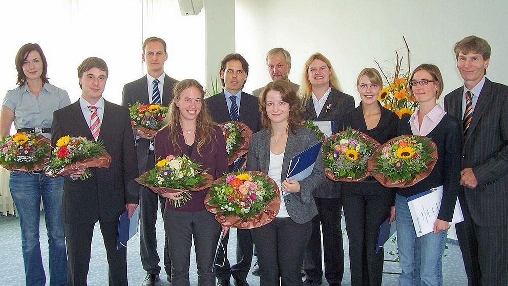Foto (Mark Heinemann): Hoffnungsvoller Nachwuchs: (v. li.) Stefanie Lingat, Arne Orgrowski, Jun.-Prof Dr. Achim Koberstein, Marlen Krause, PD Dr. Elmar Lukas, Sabrina Lausen (5.v.re.), Dr. Sonja Herres-Pawlis (4.v.re.), Daniela Kortebusch und Dr. Judith R