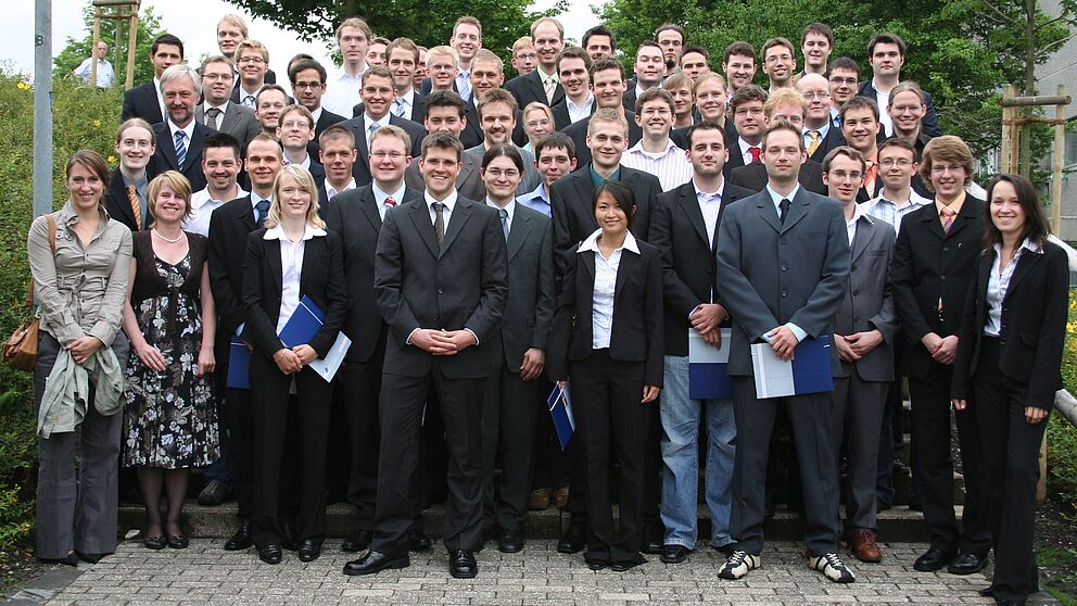 Foto (Heiko Appelbaum): Absolventinnen und Absolventen der Fakultät für Elektrotechnik, Informatik und Mathematik der Universität Paderborn