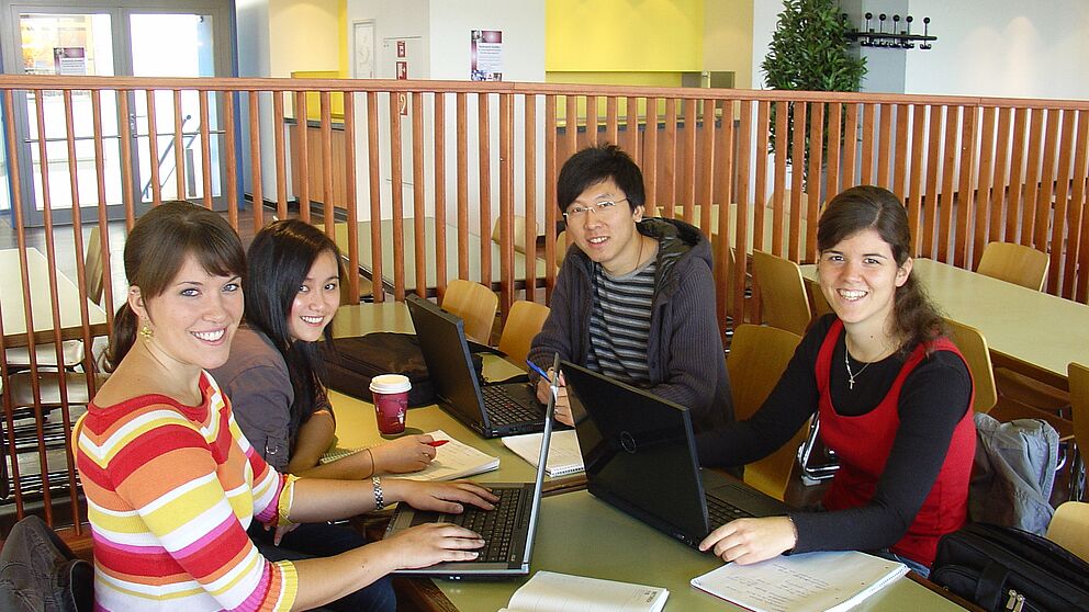 Foto (Universität Paderborn, Martin Decking): Soll schon bald ein gewohntes Bild auf dem Campus sein: Studierende bei der Arbeit auch in der Mensa. Von links: Jacqueline Sievers, Ting Chen, Shu Xiang und Regina Wiens