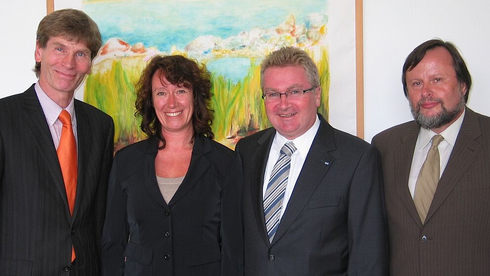 Foto (Ramona Wiesner): Präsident Prof. Dr. Nikolaus Risch (v. li.), Prof. Dr. Caren Sureth, Wolfgang Zieren (KPMG) und Prof. Dr. Peter F.E. Sloane, Dekan der Fakultät für Wirtschaftswissenschaften, geben die Einrichtung der neuen Stiftungs- und Juniorp