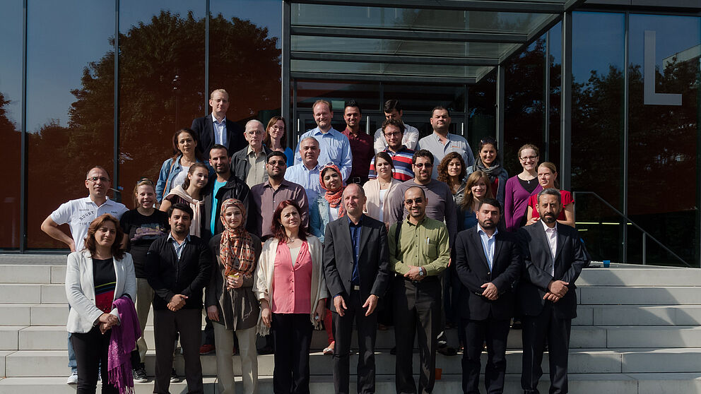 Abbildung: Gruppenfoto vor dem L-Gebäude der Uni Paderborn