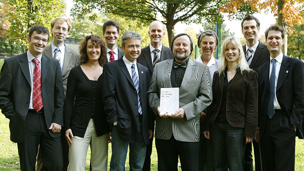 Foto (Adelheid Rutenburges): Mit dem Dekan der Fakultät für Wirtschaftswissenschaften, Prof. Dr. Peter F. E. Sloane (3. v. r.), freuen sich über die gute Positionierung im BWL-Forschungsranking Prof. Dr. Caren Sureth (2. v. l.) als Forschungsdekanin de