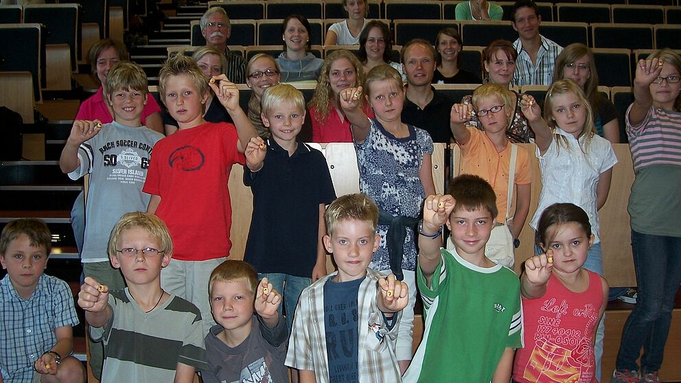 Foto (Mark Heinemann): Prof. Dr. Hartmut Spiegel (h. li.) und Linda Jochem (3. Reihe li.) waren von den Mathekünsten der Grundschulkinder begeistert. Doch auch die Leistung der Studierenden konnte sich sehen lassen.