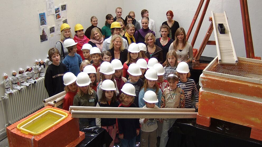 Foto (Fach Kunst, Universität Paderborn): Junge „Akademiker“ im Alter von 6-12 Jahren stellten kürzlich die Ergebnisse ihrer Arbeit zur Weltkulturerbestätte Zeche Zollverein vor.