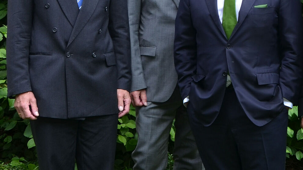 Foto (Universität Paderborn, Jana Neuhaus): Prof. Dr.-Ing. Joachim Böcker, Dekan der Fakultät für Elektrotechnik, Informatik und Mathematik und Prof. Dr. Wilhelm Schäfer, Vizepräsident für Forschung und wissenschaftlichen Nachwuchs, zusammen mit de
