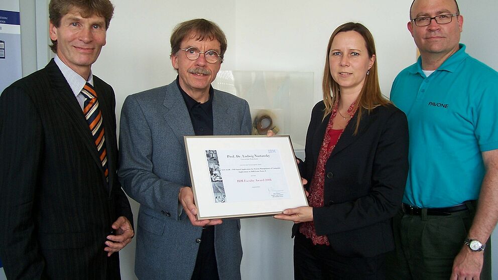 Foto (Mark Heinemann): Förderung der Spitzenforschung: Die Universität Paderborn um Präsident Prof. Dr. Nikolaus Risch und Prof. Dr. Ludwig Nastansky (v.li.) freut sich über den „IBM Faculty Award“, der von Maja Kumme (Director Lotus IBM Deutschla